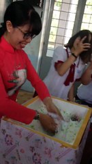 Chiêu tặng quà 8/3 siêu bá đạo của học sinh gây "sốt" MXH