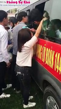 Cô gái khóc ròng không nỡ buông tay bạn trai trong ngày nhập ngũ