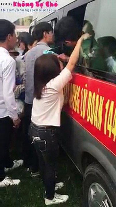 Cô gái khóc ròng không nỡ buông tay bạn trai trong ngày nhập ngũ