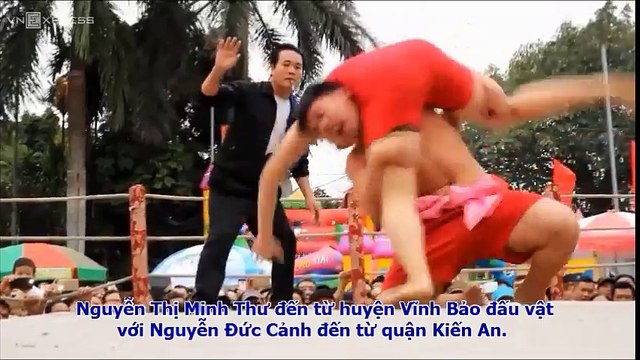 Hải Phòng: nữ đô vật thách đấu nam đô vật và giành chiến thắng thuyết phục