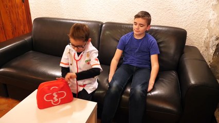 Docteur Swan fait un vaccin à Néo (Sketch)