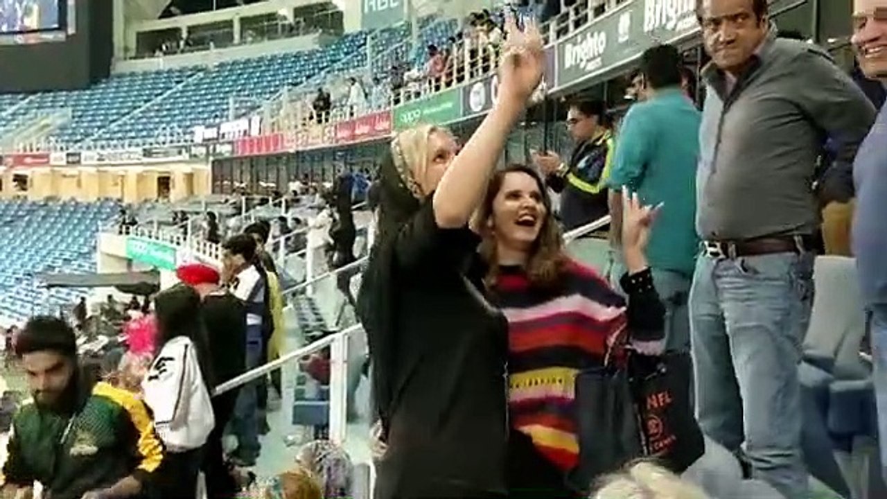 What Fans Did When they Saw Shaniera Akram & Sania Mirza in PSL