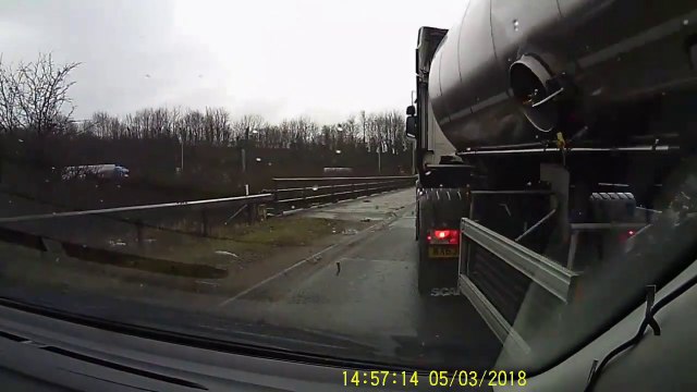 Ce camion change de file subitement et arrache une voiture bien comme il faut!!!