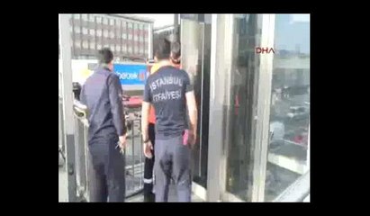 Metrobüs durağındaki asansörde mahsur kaldılar