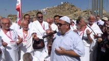 - Arafat'ta Afrin kahramanlarına dua- Bursalı umreciler, Arafat'ta Cebeli Rahme Dağı'nda Afrin operasyonunda destan yazan Mehmetçikler için dua ettiler