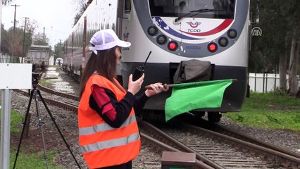 Tren raylarına 'kadın eli'yle yön veriyor - İZMİR
