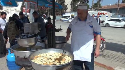 Hatay İzmirli Hayırsever Reyhanlı'da Lokma Tatlısı Dağıttı
