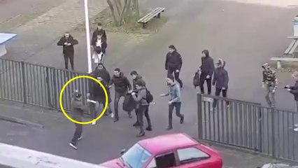 Des élèves d'un collège chassent un homme armé de couteaux