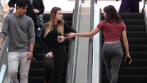 Se faire caresser la main dans des escalators