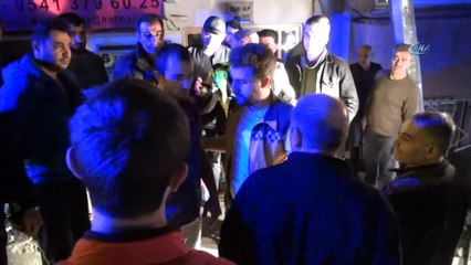 Kamyoneti devirdiler, öfkeli vatandaşın linç girişiminden polis kurtardı