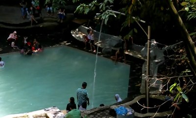 Berendam di Kolam Air Panas dalam Goa