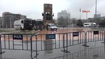Taksim Cumhuriyet Anıtı'nın Çevresi Polis Tarafından Kapatıldı