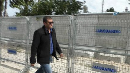 Şehit annesine hakaret eden şoför İstiklal Marşı'nın 6. kıtasının yazılı bulunduğu tablo önünde imza attı