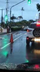 Télécharger la video: Carro capota em avenida de Vitória na manhã desta quinta-feira (08)