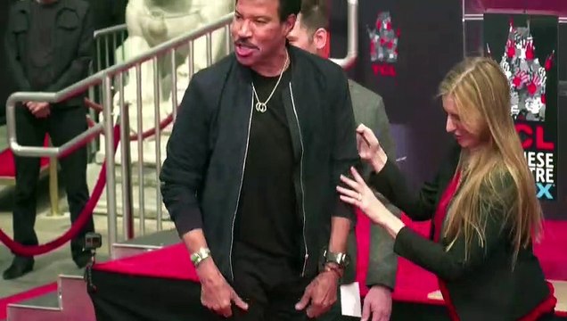 Lionel Richie pose ses empreintes sur Hollywood Bd