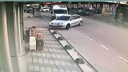 Sultanbeyli'de direksiyon hakimiyetini kaybeden sürücü kaldırıma böyle çıktı