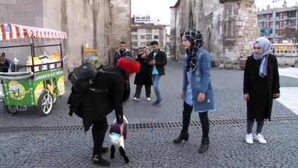 Kuzuyu evinde 'bebek' gibi besliyor