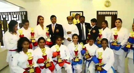 மகளிர் தினத்தையொட்டி கராத்தே பெண்களுக்கு விருது வழங்கிய ரஜினிகாந்த்-வீடியோ