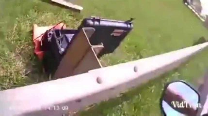 Un motard détruit un radar à coups de bâton