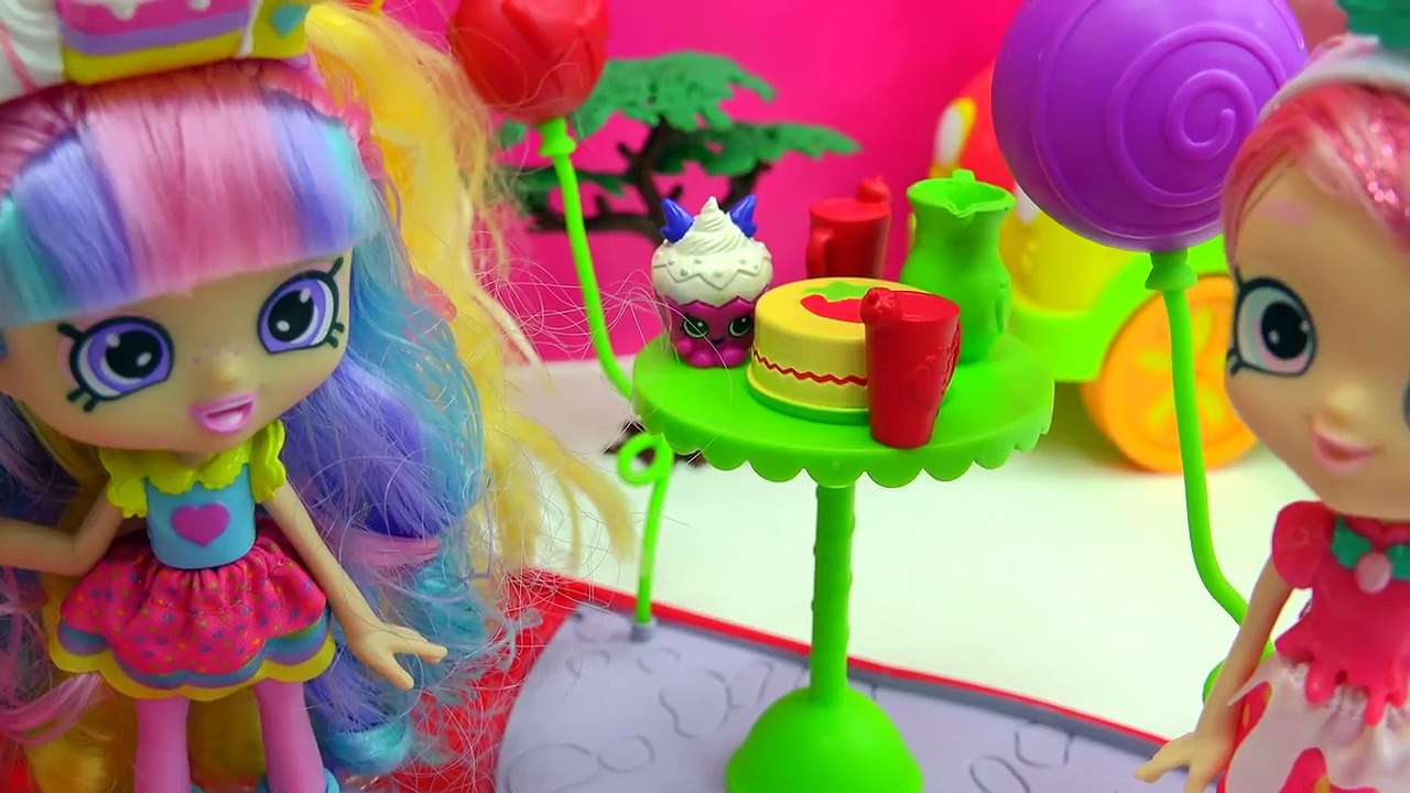 Shoppies Dolls Party At Strawberry Short Cakes House + Season 7 Shopkins Surprise Blind Bags