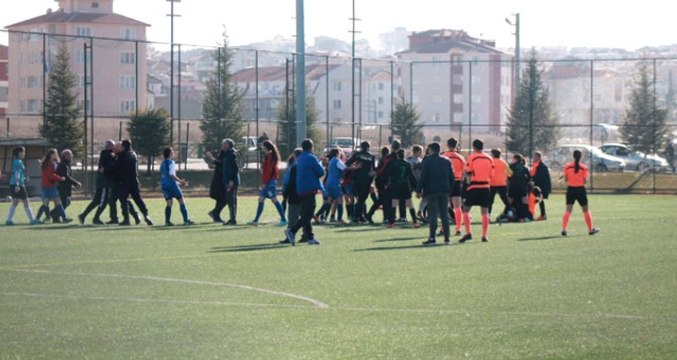 Eskişehir'de Kadın Futbolcuya Erkek Antrenörden Saldırı