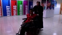Engelli Oğlunu 25 Yıldır Kucağında Taşıyan Eli Öpülesi Anne