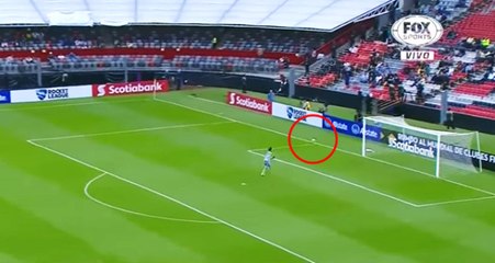 Arjantinli Kaleci, Kalesine Giden Topta İmkansızı Başardı