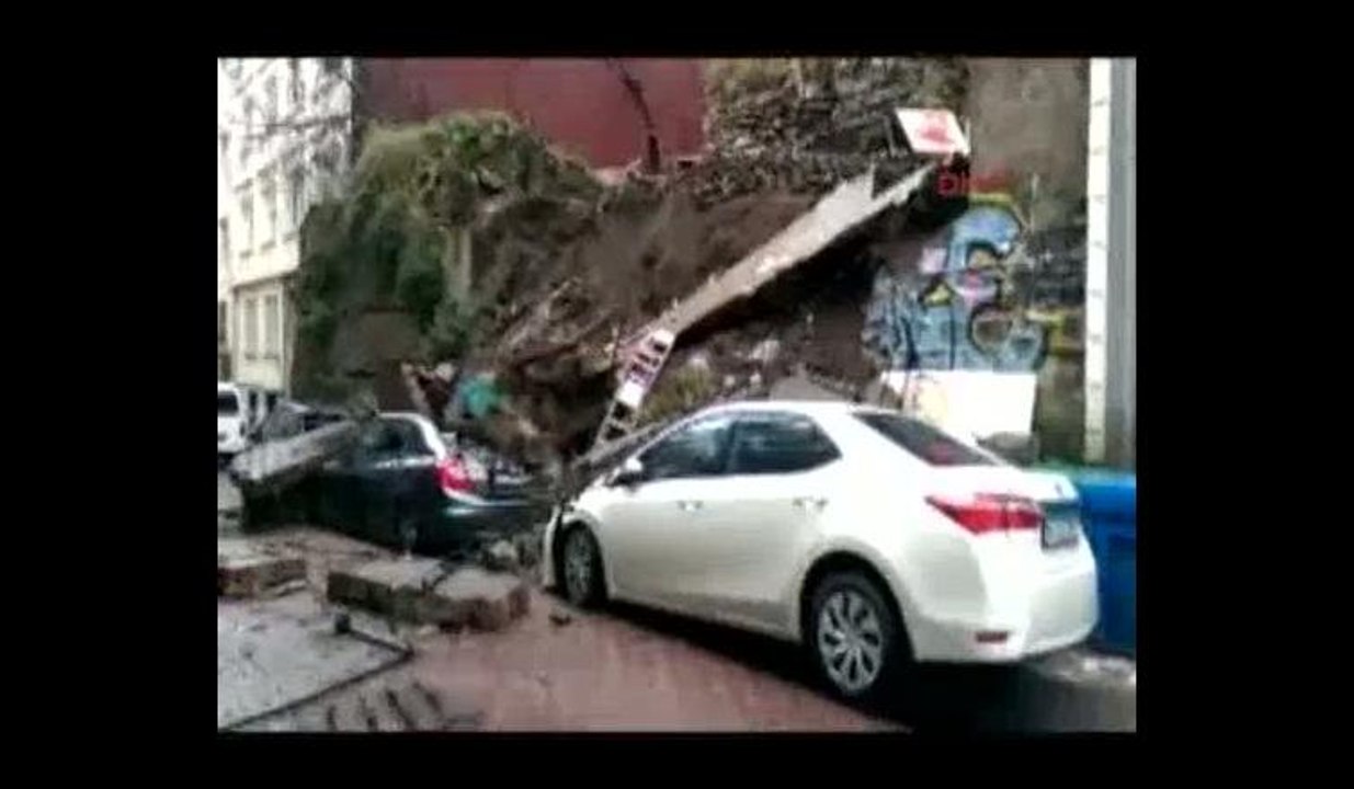 Cihangir'de istinat duvarının çökme anı kamerada
