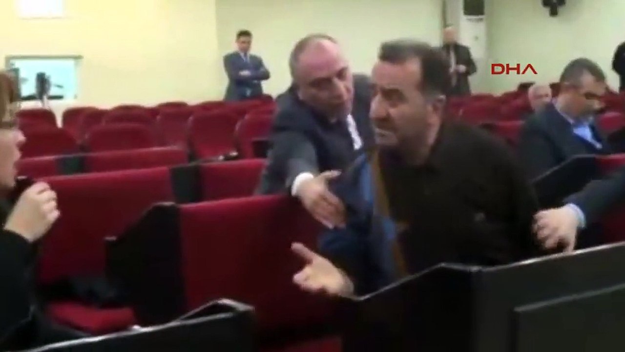 CHP'li üye MHP'li kadın meclis üyesinin üzerine yürüdü