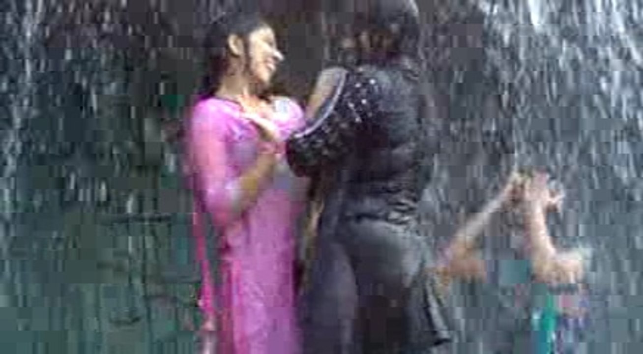 Hot girls dancing n bathing in rain