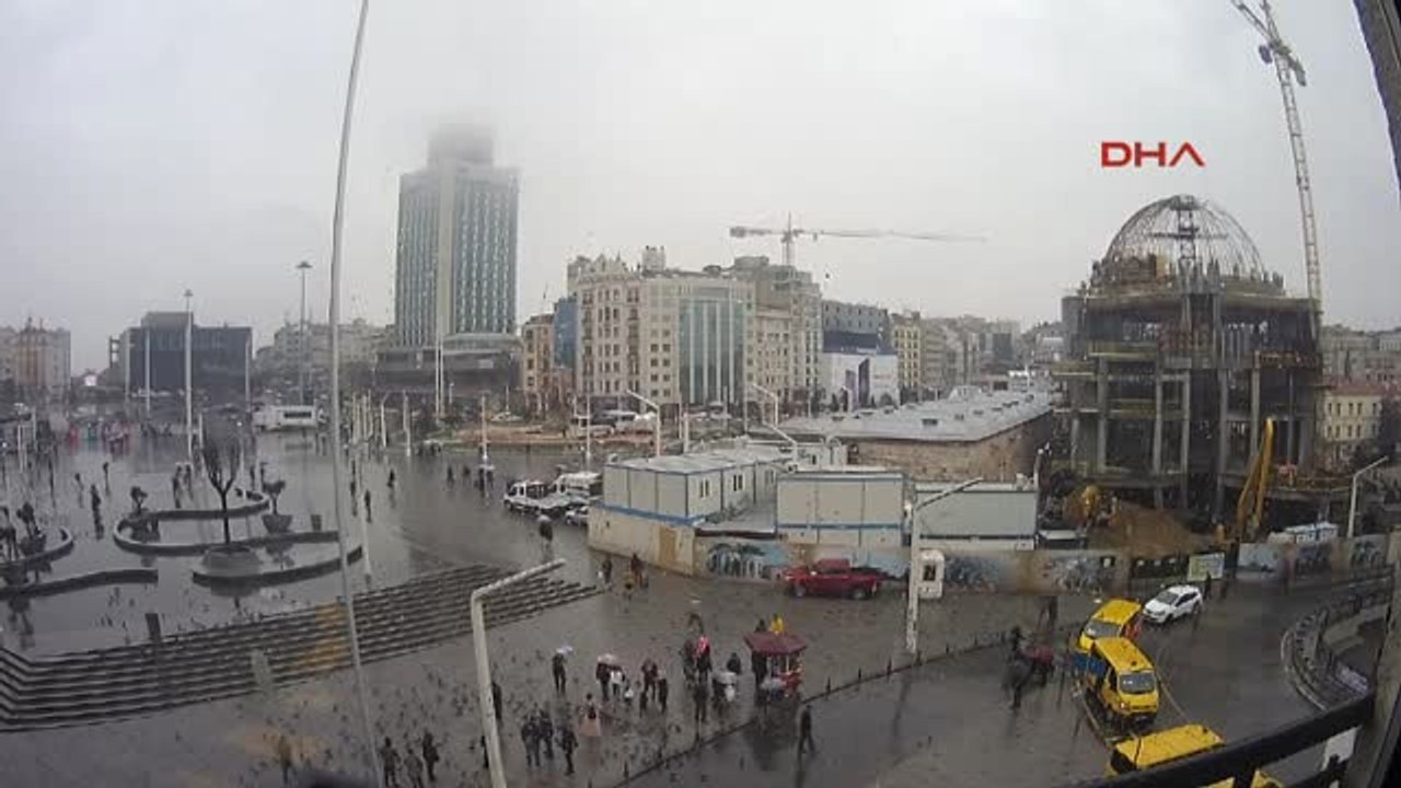 Hızlandırılmış Görüntüyle Taksim'de Yağmur ve Sis