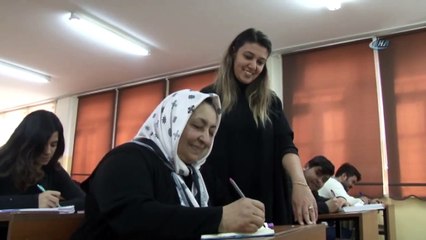 Fadime Teyze Çocukları Yaşındaki Öğrenciler İle Eğitim Görüyor