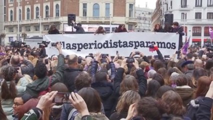 Más de un millar de periodistas se concentran contra la "injusticia laboral"