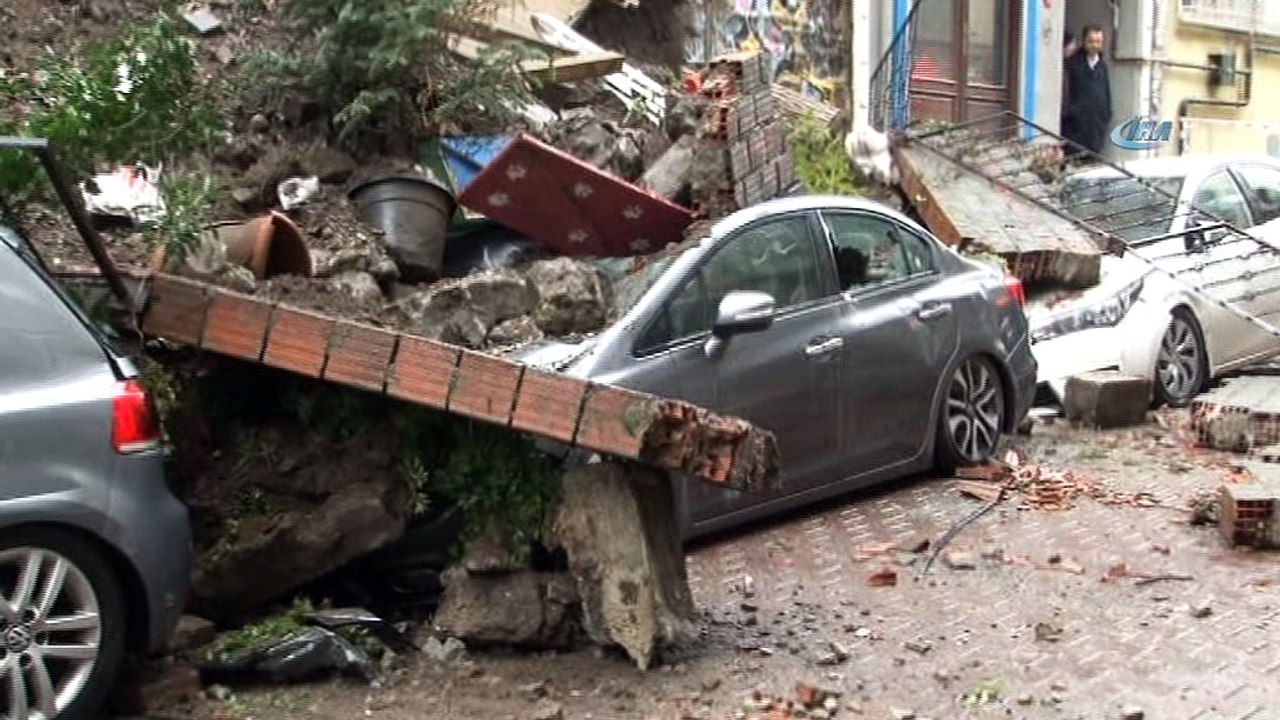 Cihangir'de istinat duvarı böyle çöktü...O sırada caddede yürüyen vatandaş ölümden kıl payı kurtuldu