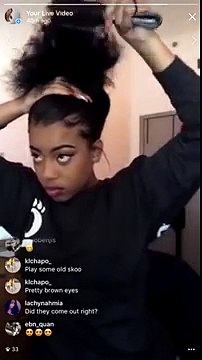 Une fille se prend son mirroir pleine tête durant un tuto de beauté