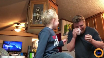 Un papa qui a une astuce très spéciale pour le petit nez de son fils
