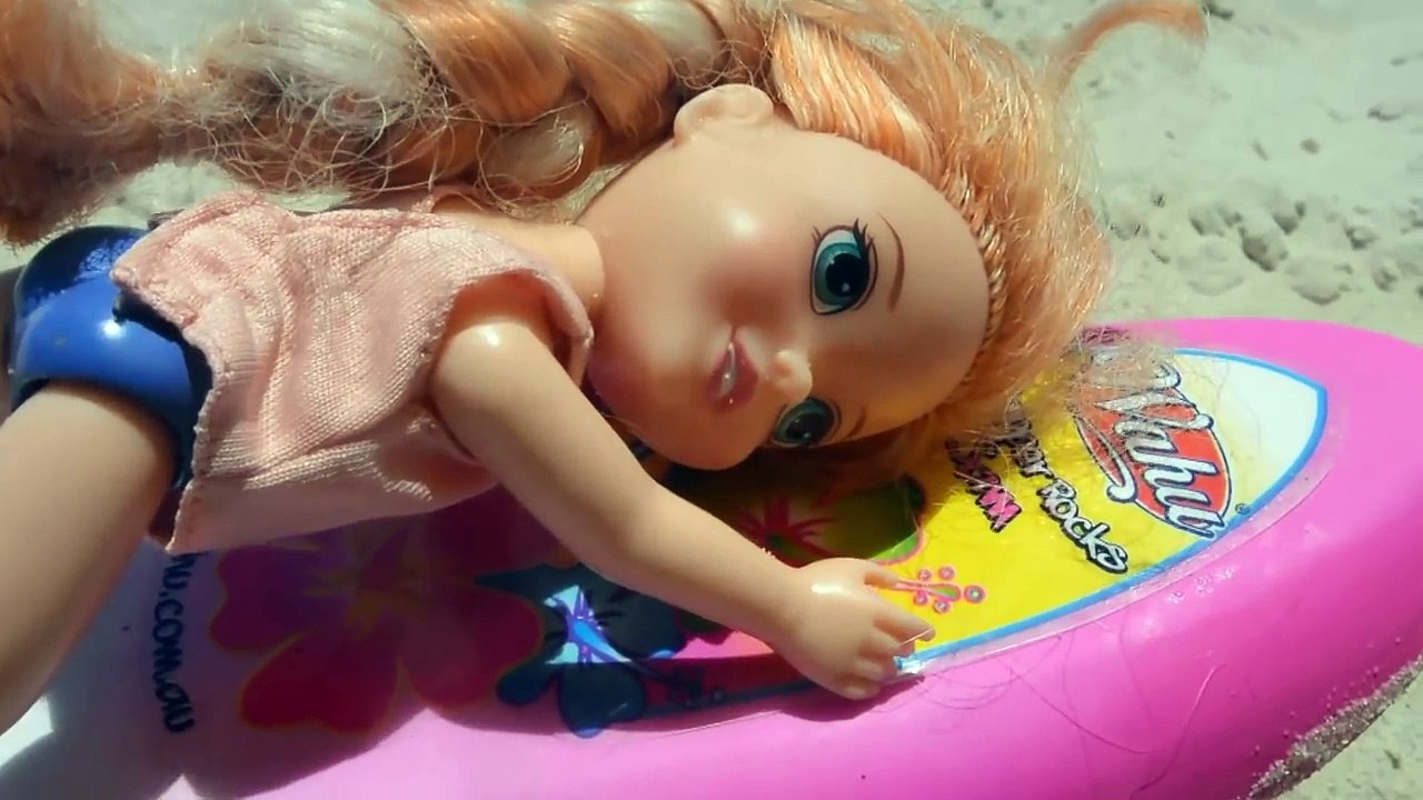 Elsa and Anna Beach Trip Ocean Fun | Learn to Surf | Sea Swim Splash and Play Anna and Elsa Toddlers