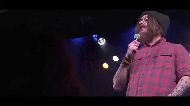 Cet humoriste n'aime pas Kev Adams et le clash bien comme il faut... attendez la fin