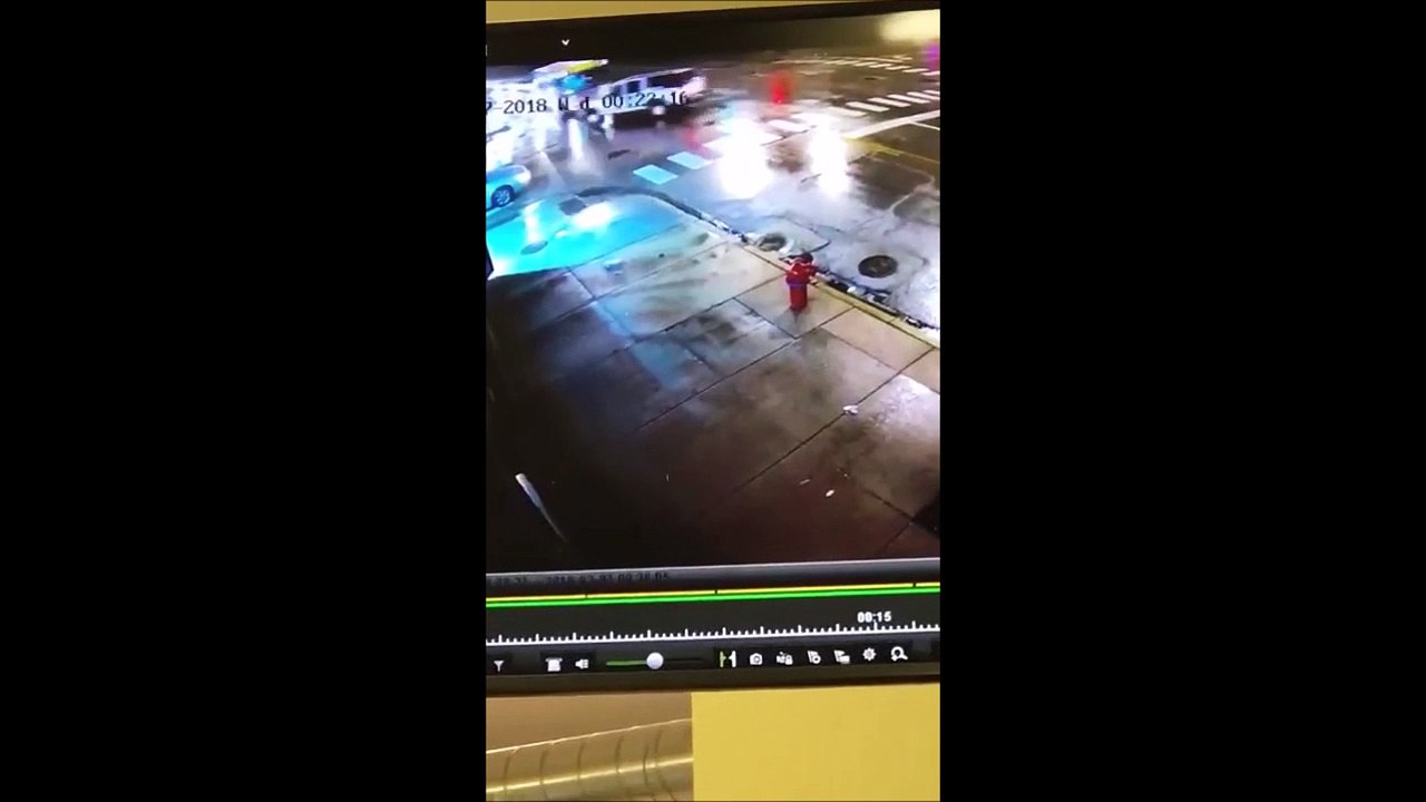 Ce chauffard en 4x4 coupe la route d'un bus et ça se finit mal