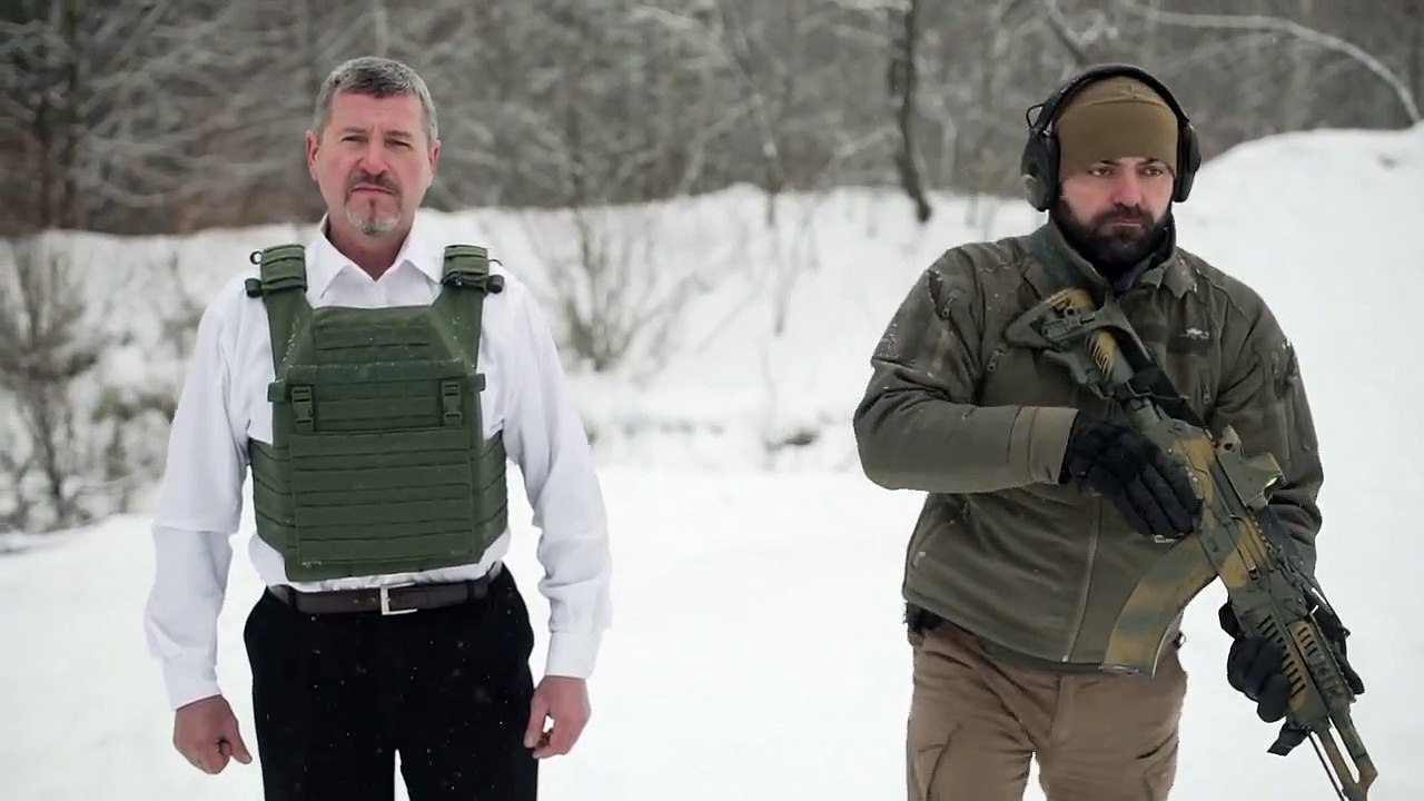 Il se fait tirer dessus au fusil d'assaut pour tester un gilet pare-balles