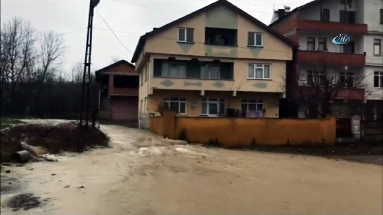 Dere taştı, ev ve iş yerleri sular altında kaldı