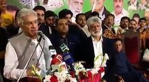 سیالکوٹ میں مسلم لیگ ن کے ورکرز کنونشن کے دوران وفاقی وزیر خارجہ خواجہ آصف کے چہرے پر سیاہی پھینک دی گئی