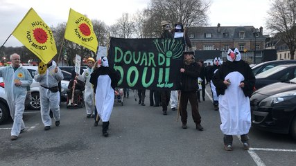 Agora des luttes. Les carnavaleux brûlent leur symbole du capitalisme