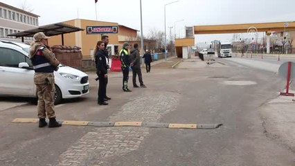 8 Mart Dünya Kadınlar Günü'nde Güvenlik Güçlerinden Kadınlara Karanfil