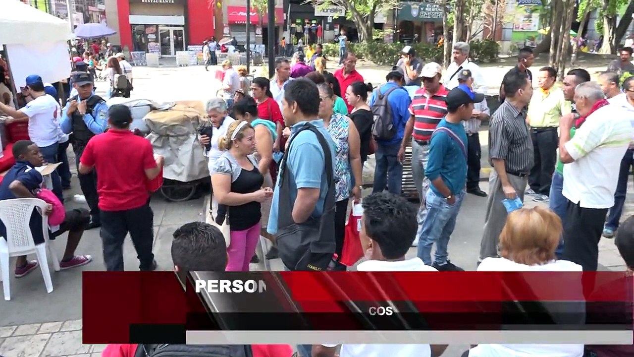 Personas de bajos recursos se realizan exámenes médicos