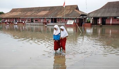 Sinking shoreline threatens millions in Indonesia