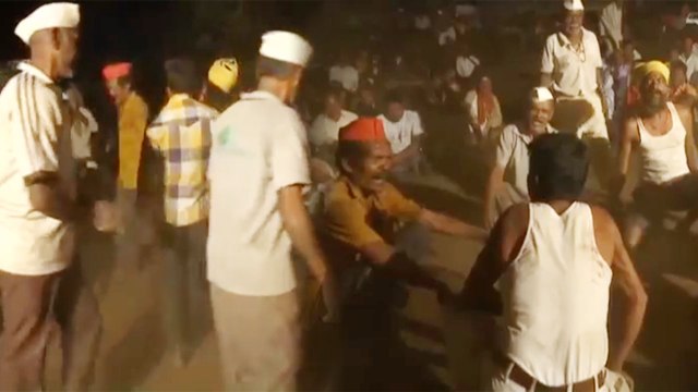 Maharashtra : Farmers head towards Mumbai from Nashik to protest against government | Oneindia News