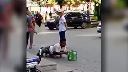 Der Mann auf dem Skateboard gibt vor, keine Beine zu haben, doch Passanten enttarnen ihn als Lügner und stellen ihn bloß. Wie hättet ihr reagiert?