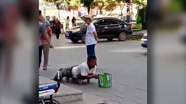 Der Mann auf dem Skateboard gibt vor, keine Beine zu haben, doch Passanten enttarnen ihn als Lügner und stellen ihn bloß. Wie hättet ihr reagiert?
