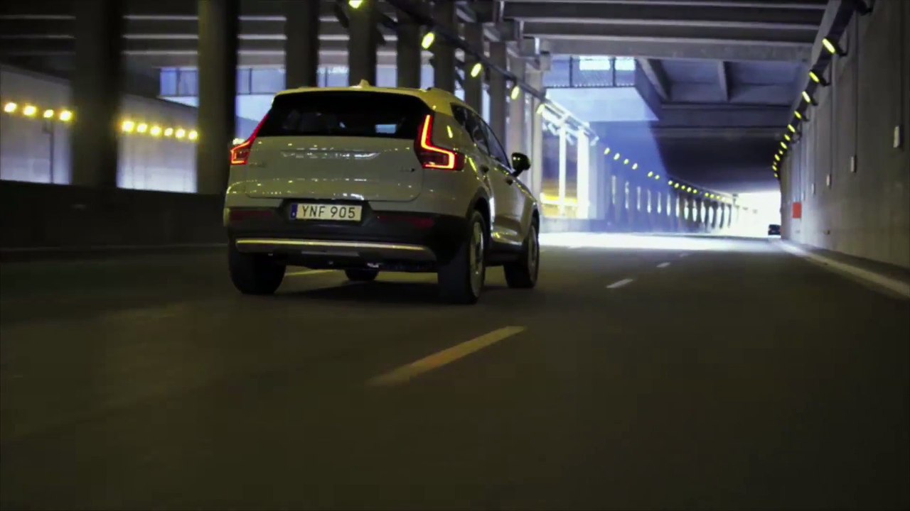 New Volvo XC40 D4 Momentum Amazon Blue Driving Video